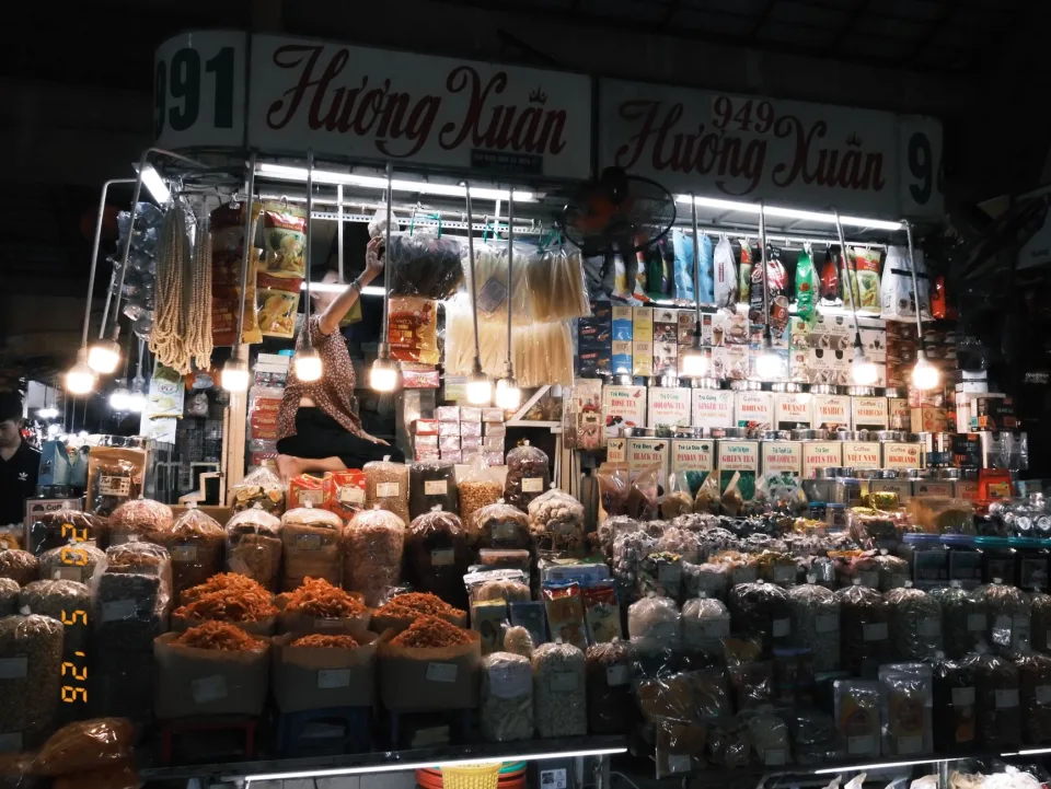 Bàn nướng đông khách tại Đông An Quán